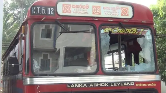 රට පුරා විවිධ ප්‍රදේශවලදී ධාවනයේ යෙදුනු ලංගම මගී ප්‍රවාහන රථවලට ගල් මුල් ප්‍රහාර එල්ල වී තිබේ