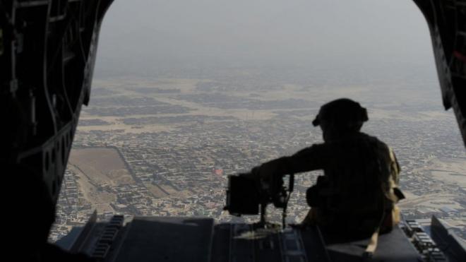 2017年美國軍機飛越阿富汗首都喀布爾，士兵坐在飛機尾部。