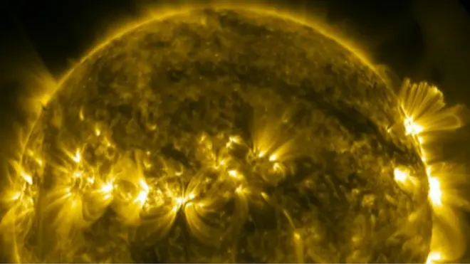 හිරු දසුනක් - සෙල්සියස් අංශක 1300 කටත් වඩා අධික උෂ්ණත්වයකට ඔරොත්තු දිය හැකි පරිදි යානයේ බාහිර පලක නිමවෙයි.