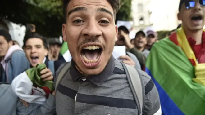 إحدى مظاهرات الاحتجاج على رفض ترشح الرئيس الجزائري لولاية خامسة في العاصمة الجزائرية في 4 مارس/آذار 2019