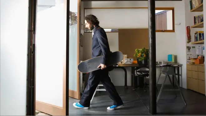 Човек са скејтом