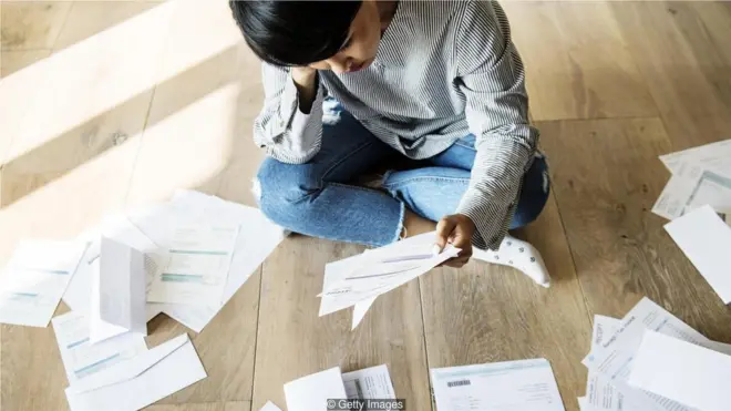 大多数国家的年轻工人比前几代人承担了更重的学生贷款债务。