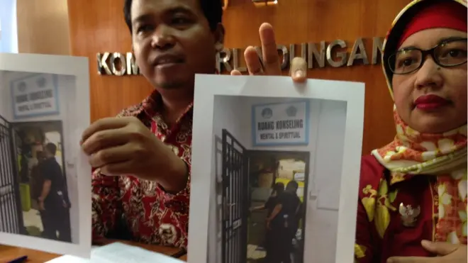 Komisioner KPAI, Retno Listiyarti (kanan) dan Ketua KPAI, Susanto, menunjukkan foto ruangan yang mirip sel tahanan di sebuah sekolah menengah kejuruan di Batam, Rabu (12/09).