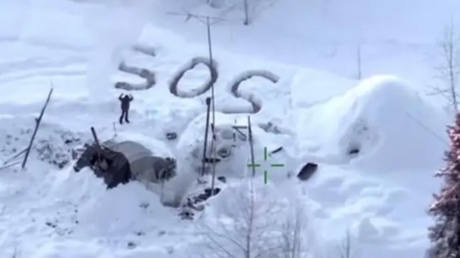 Tyson Steele escribió SOS en la nieve con la esperanza de ser rescatado.