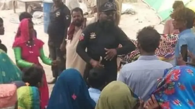 पुलिस और लोगों की भीड़