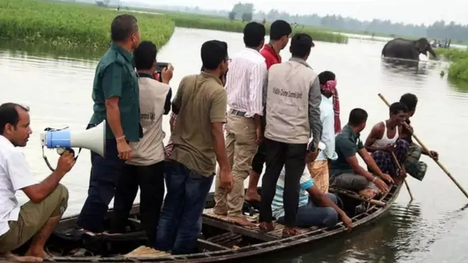 Maofisa wanyamapori wakijaribu kumuokoa tembo huyo