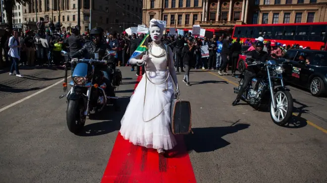 Во главе процессии шла женщина в белом