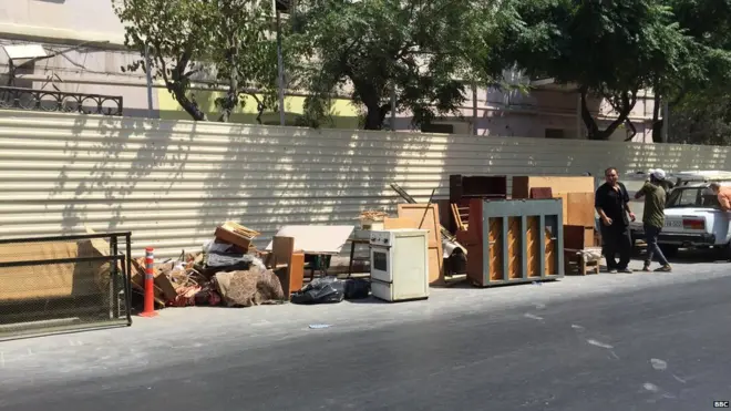 Bu, məcburi evdən çıxarılan sakinlərin mebelləridir