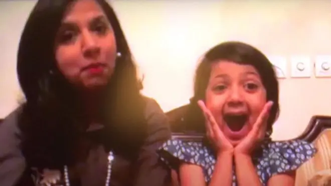 ویڈیو بلاگر 'اردو مام' نے اپنی بیٹی کو اردو سکھانے کے لیے ایک نیا طریقہ اپنایا اور اب ان سے سیکھنے والوں میں نہ صرف پاکستان سے باہر بلکہ پاکستان میں مقیم بچوں کی بڑی تعداد شامل ہے۔