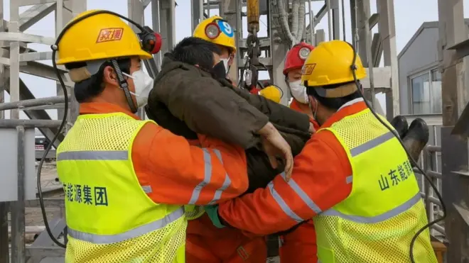 Спасатели достают первого горняка