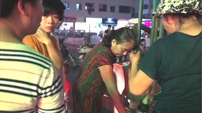 Người dân ở một chung cư thuộc khu Linh Đàm, Hà Nội xếp hàng chờ lấy nước