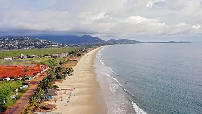 Les plages de Freetown attirent habituellement de nombreux habitants mais aussi des touristes venus profiter du sable blanc.