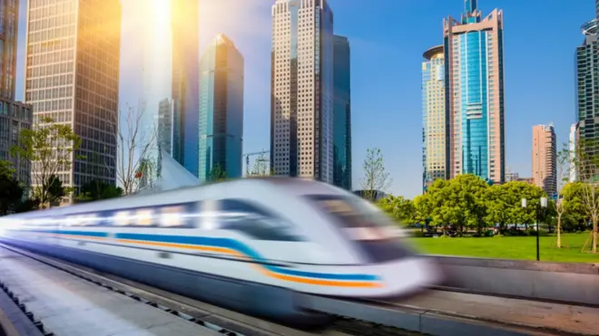قطار شنغهاي الذي يربط بين مطار بودونغ الدولي وشبكة المترو في المدينة يسير بسرعة خاطفة قد تصل إلى 430 كيلومتراً في الساعة