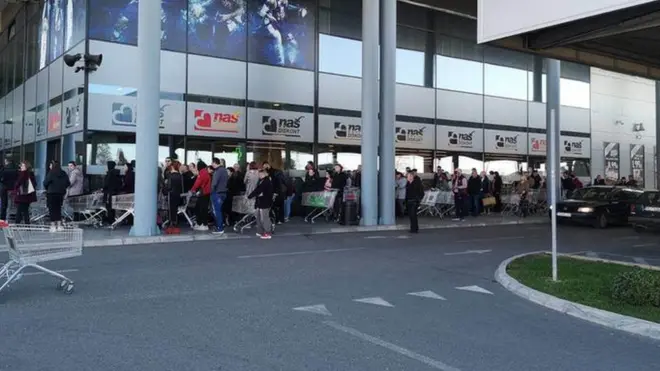 Red ispred supermarketa u Crnoj Gori