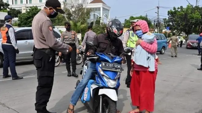 Pemeriksaan warga yang melakukan perjalanan di perbatasan Jakarta Tangerang Senin (27/04).
