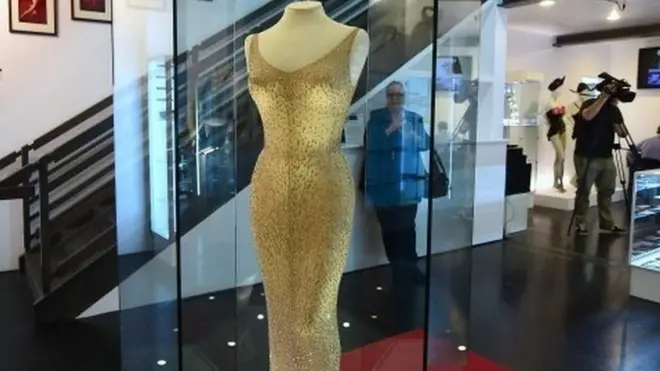 لباس کو فروخت کرنے والے ادارے کا کہنا ہے کہ یہ لباس اتنا تنگ تھا کہ اسے مارلن مانرو کو پہنانے کے بعد سیا گیا تھا۔