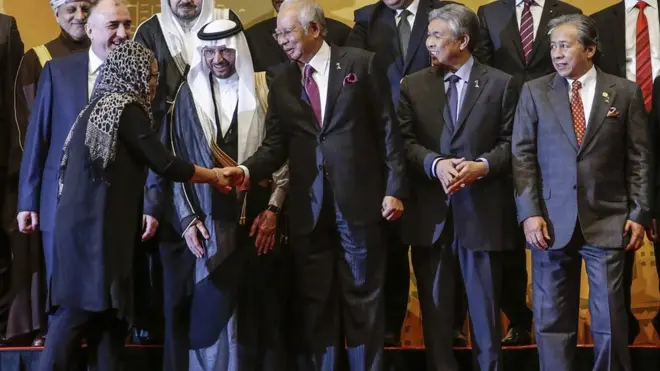 Menlu Indonesia Retno Marsudi berjabat tangan dengan PM Malaysia Najib Razak dalam pertemuan OKI di Kuala Lumpur, Kamis (19/01).