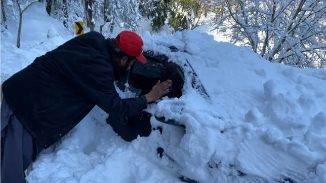 مری میں پھنسی گاڑیاں