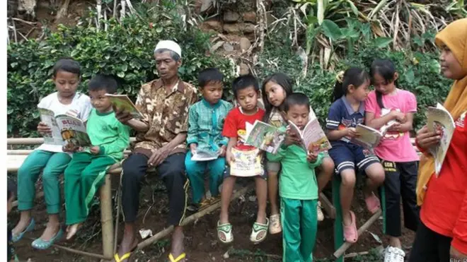 Para 'konsumen' perpustakaan keliling Elis Ratna di Bandung.