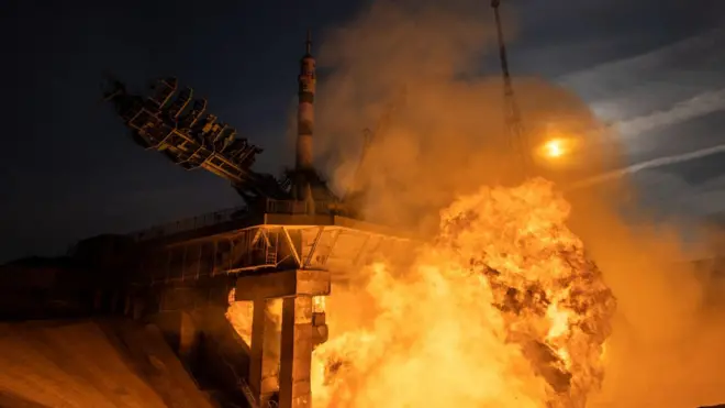 Запуск «Союза ТМА 28»: все в огне и дыме, сквозь который еле видна ракета на старте