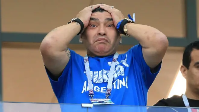 El astro argentino Diego Maradona no puede creer la derrota del seleccionado de fútbol frente a Croacia.