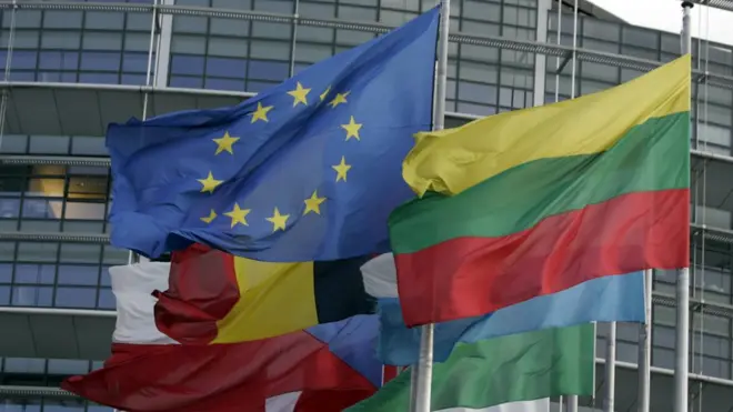 ธงอียูและธงชาติของประเทศสมาชิก