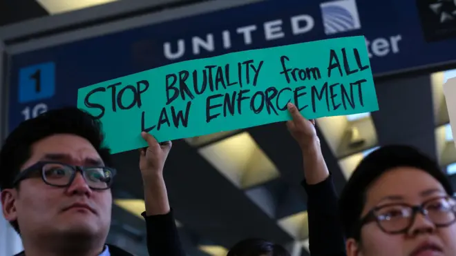 亚裔群众于芝加哥奥黑尔国际机场联合航空柜台前集会声援被殴乘客陶成德（11/4/2017）