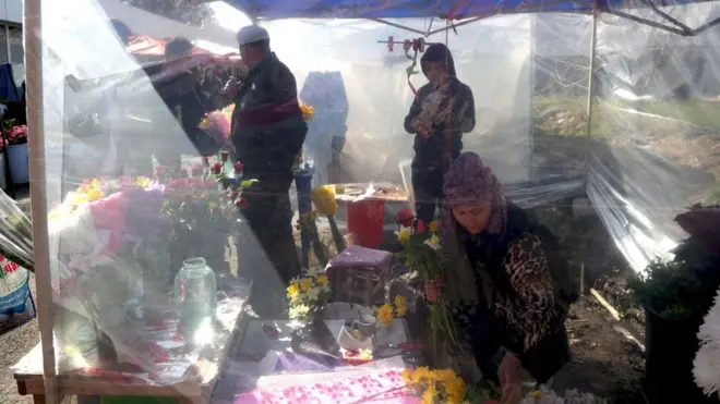 8 mart bayrami arafasida gul savdosi qiziydi.