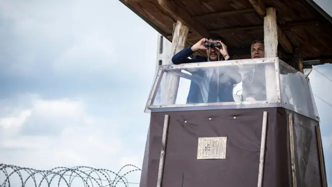 Matteo Salvini (izq.) y Viktor Orbán visitaron recientemente la valla fronteriza que el segundo construyó en la frontera de Hungría con Serbia para impedir la entrada de inmigrantes.