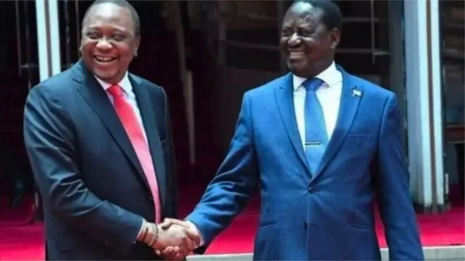 Umwumvikano hagati ya Raila Odinga (i buryo) na Uhuru Kenyatta (i bubamfu), bahoze bankana urunuka, wavyawe n'iciswe "Handshake" mu 2018