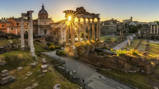 Kemerler, kolonlar ve kubbeler bize Yunanlardan kalan yapısal şekiller. Roma'daki Satürn Tapınağı M.Ö. 497'de inşa edilmişti.