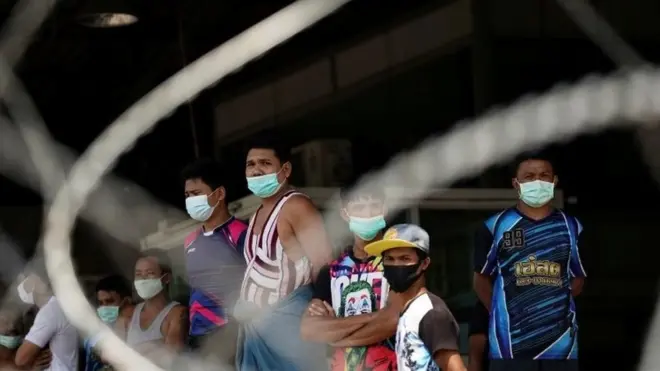 แรงงานข้ามชาติที่ตลาดกุ้ง จ. สมุทรสาคร ซึ่งขณะนี้เป็นพื้นที่ควบคุมห้ามคนเข้า-ออก