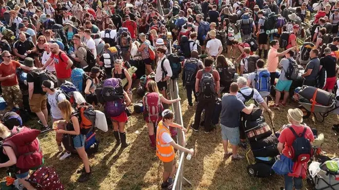 Antrean selalu muncul di berbagai tempat, dari festival musik, bank, hingga swalayan.