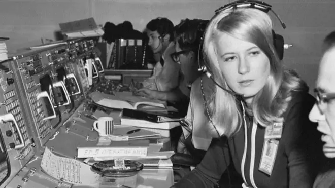 متوسط سن المراقبين الجويين في ناسا الذين نظموا الرحلة إلى القمر كان 27 سنة فقط. كيف يصفون تجربتهم اليوم؟