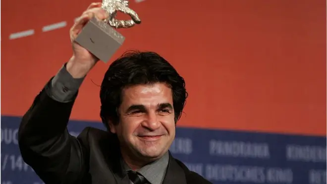 Джафар Панахи с "Золотым медведем" - главным призом Берлинского кинофестиваля, полученным им за фильм "Офсайд". 18 февраля 2006 г.
