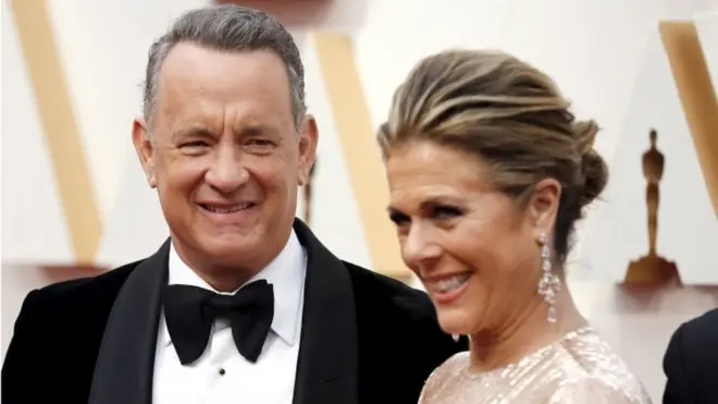 Tom Hanks y su esposa Rita Wilson dieron positivo a una prueba de covid-19 en Australia.