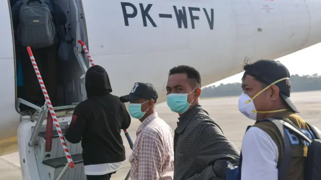 Kekhawatiran terhadap virus corona mendorong sebagian besar penumpang di Bandara Hang Nadim, Batam, mengenakan masker.