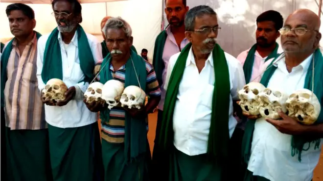 مظاہرہ کرنے والے ان کسانوں کے ہاتھ میں ان کسانوں کی ہی کھوپڑیاں ہیں جنوں نے قرضے کے مسائل کے سبب خود کشیاں کر لیں