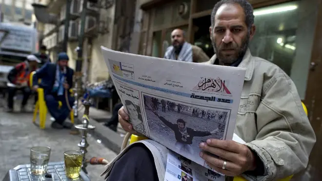 شخص يقرأ صحيفة الأهرام