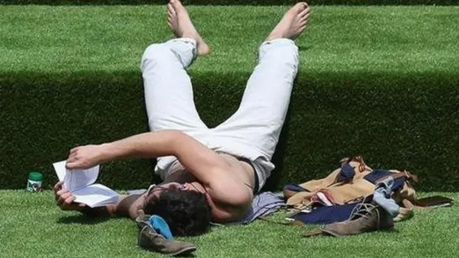 نصائح من شخصيات بارزة تساعدك على القراءة يوميا