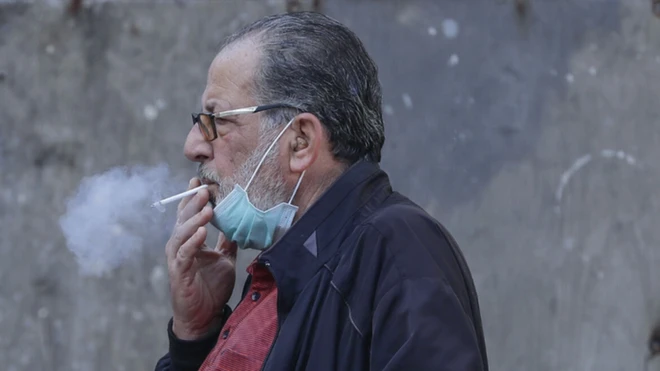 Man wey dey smoke ciga