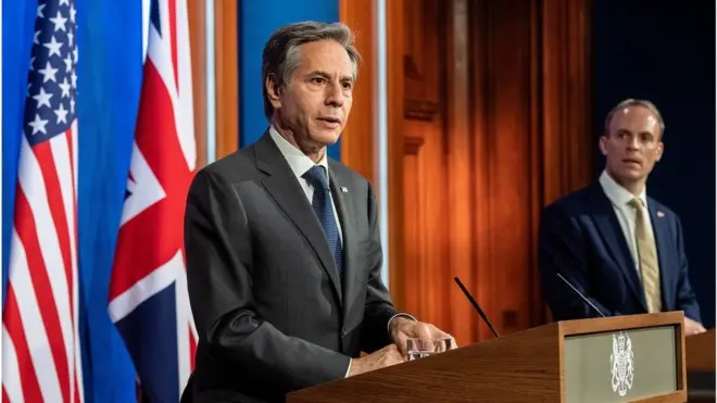 拉布在會後的記者會上表示，與布林肯在堅持價值觀方面意見一致，並將與美國加強合作，要求北京遵守自己做出的承諾。