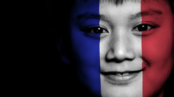 一名男童在脸上绘上法国国旗