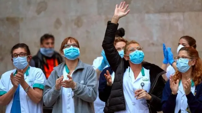 يتفاعل العاملون في المجال الطبي في أوروبا مع المصفقين تشجيعا لهم