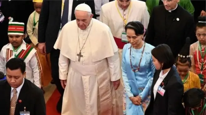 میانمار کی حکومت نے روہنگیا کی اصطلاح کے استعمال سے انکار کرتے ہوئے ان افراد کو ’بنگالی‘ قرار دیا ہے