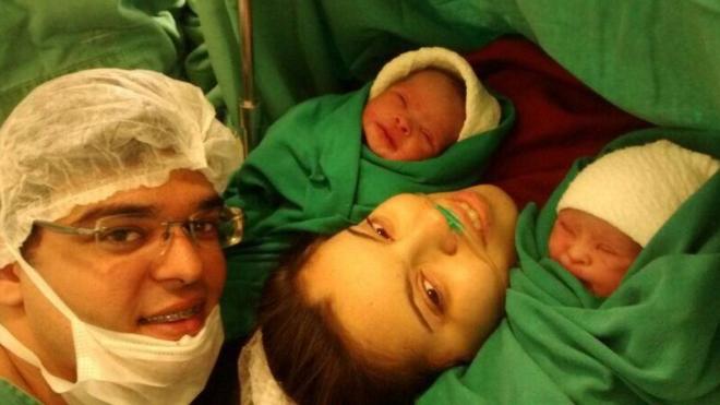 Ellen e Willams junto com as filhas, no parto
