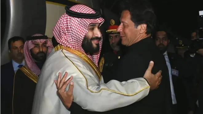 Putra mahkota Arab Saudi, Mohammed bin Salman, disambut PM Pakistan Imran Khan saat MBS tiba di Islamabad, pada 17 Februari 2019.