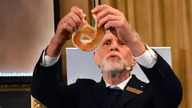 Один из членов Нобелевского комитета Торс Ханс Ханссон наглядно продемонстрировал, что изучает топология