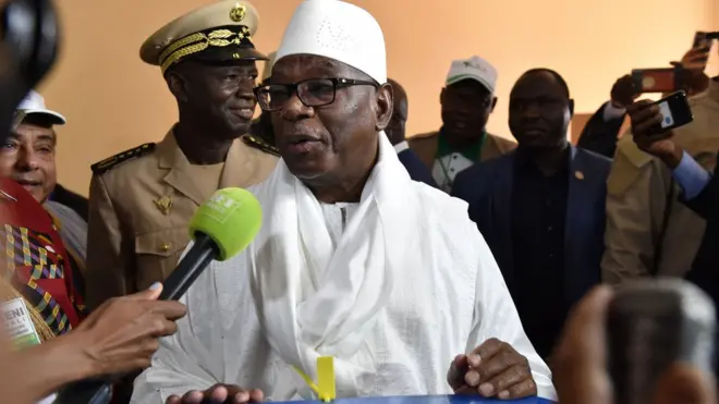Ibrahim Boubacar Keïta s'adressant à la presse, après avoir voté à Bamako, la capitale malienne