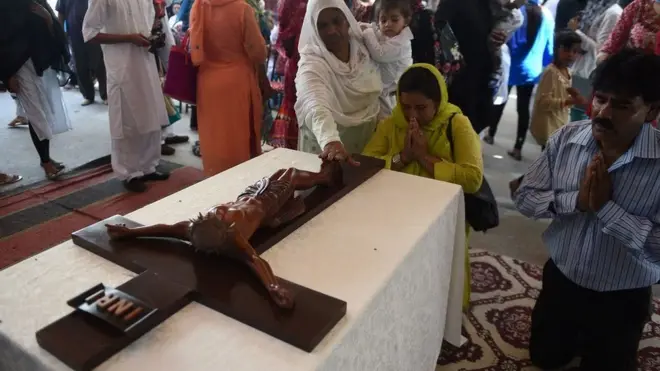 Komunitas Kristen juga banyak yang berdiam di Karachi dan Faisalabad.